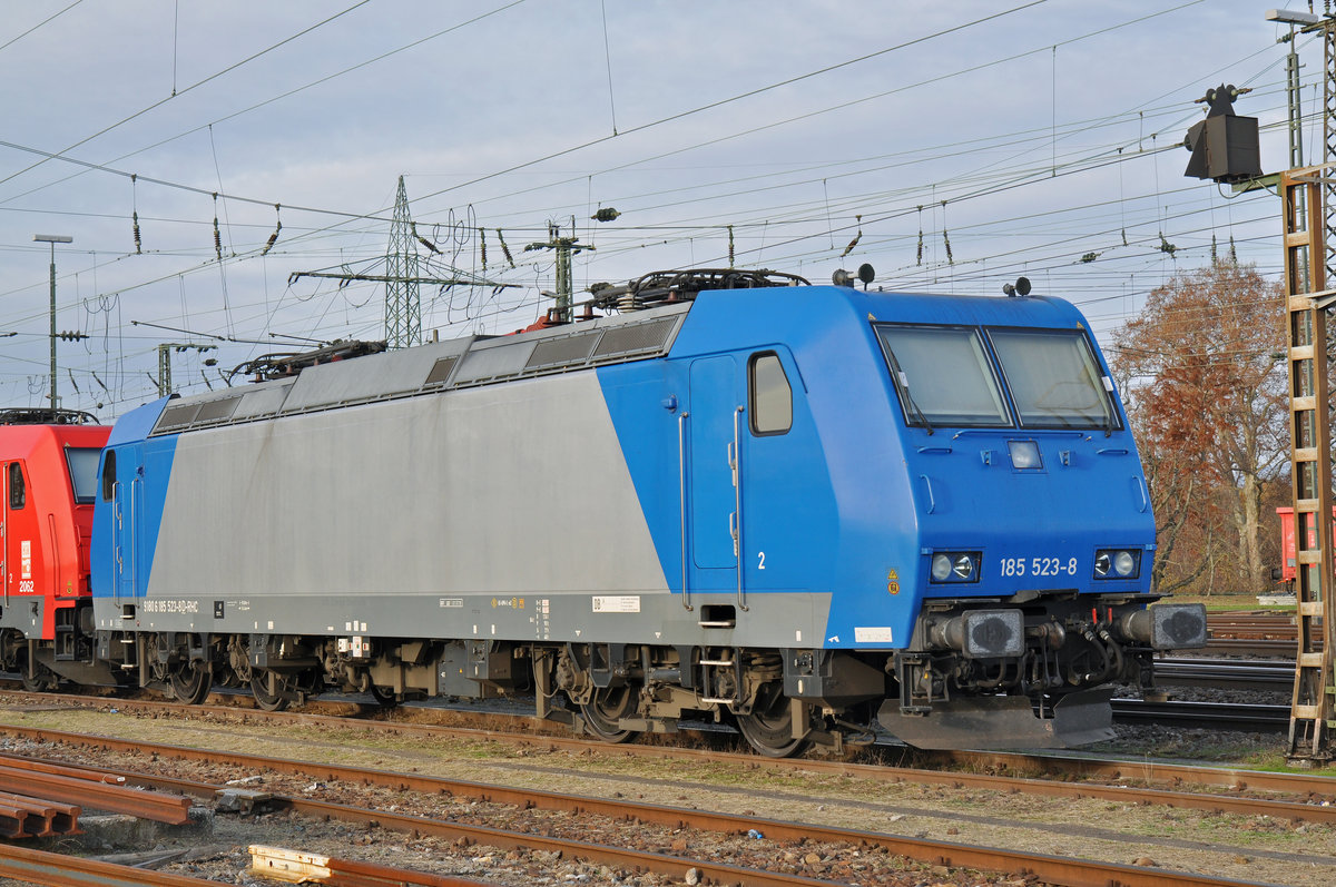 Lok 185 523-8 ist beim Badischen Bahnhof abgestellt. Die Aufnahme stammt vom 14.11.2015.