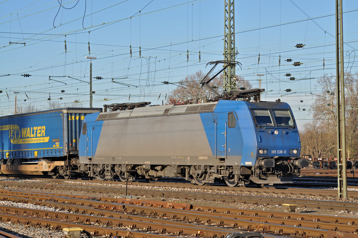 Lok 185 536-0 durchfährt den Badischen Bahnhof. Die Aufnahme stammt vom 01.12.2016.