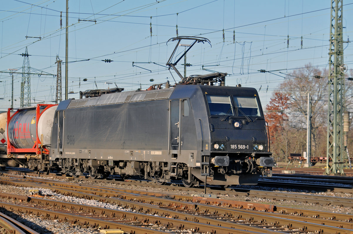 Lok 185 569-1 durchfährt den Badischen Bahnhof. Die Aufnahme stammt vom 01.12.2016.