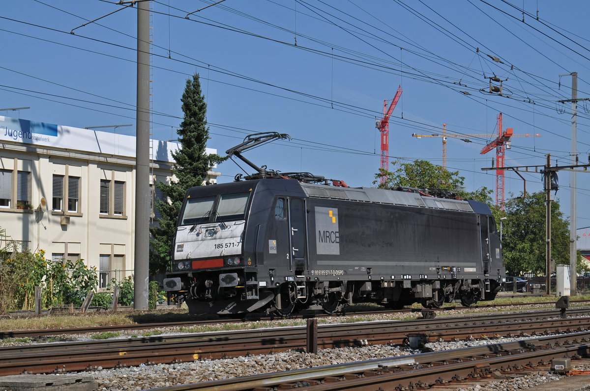 Lok 185 571-7 durchfährt den Bahnhof Pratteln. Die Aufnahme stammt vom 08.09.2016.