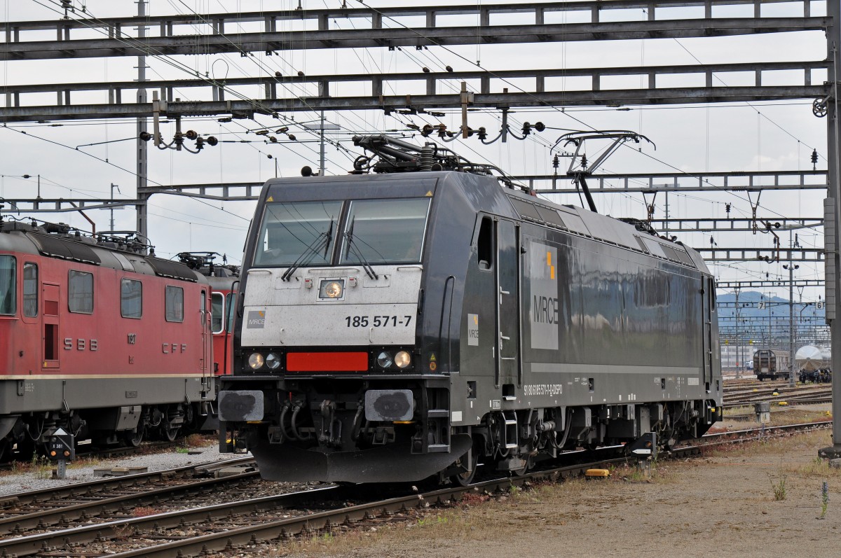 Lok 185 571-7 durchfährt den Güterbahnhof in Muttenz. Die Aufnahme stammt vom 23.05.2015.