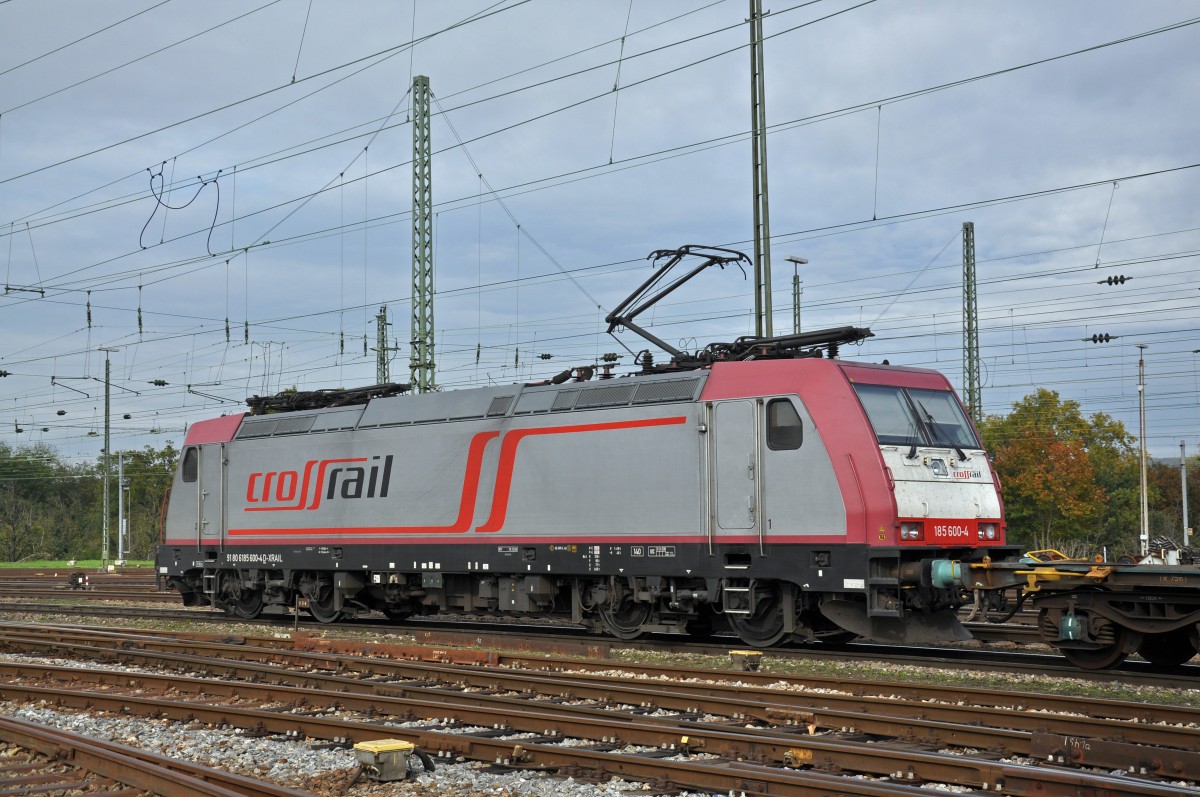 Lok 185 600-4 durchfährt den Badischen Bahnhof. Die Aufnahme stammt vom 25.10.2014.