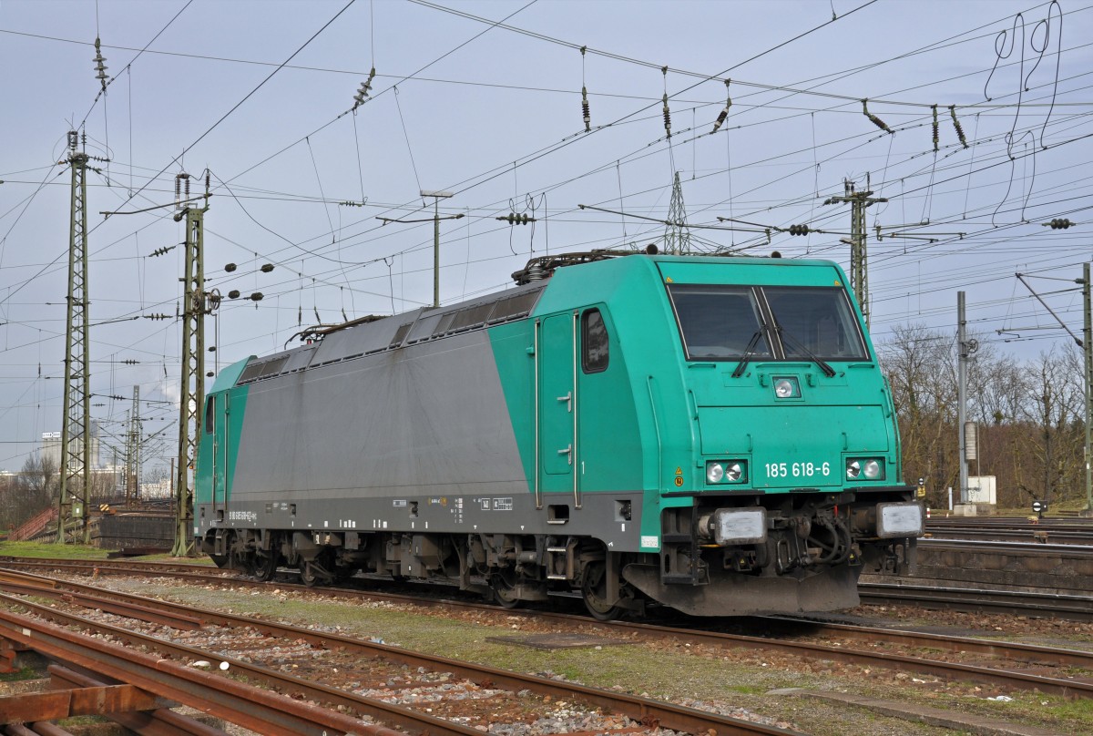 Lok 185 618-6 wartet am Badischen Bahnhof auf den nächsten Einsatz. Die Aufnahme stammt vom 13.12.2014.