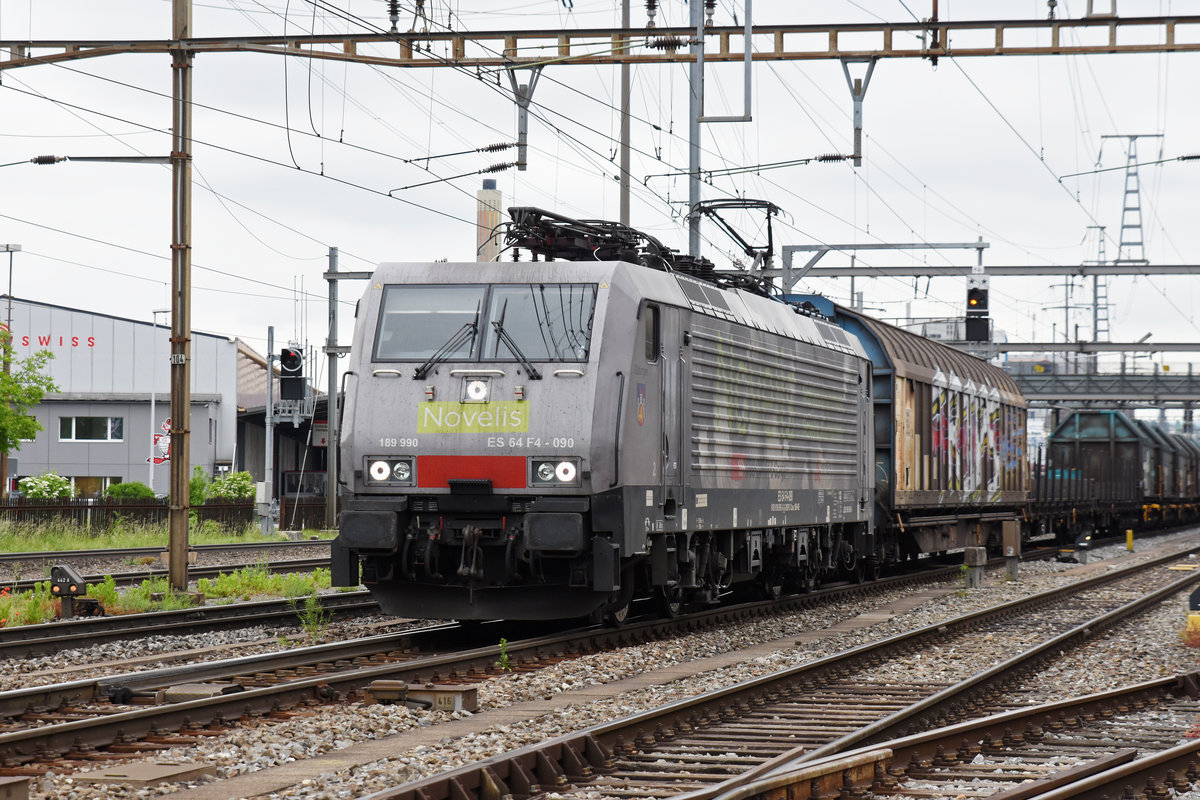 Lok 185 990-5  Novelis  durchfährt den Bahnhof Pratteln. Die Aufnahme stammt vom 14.05.2018.