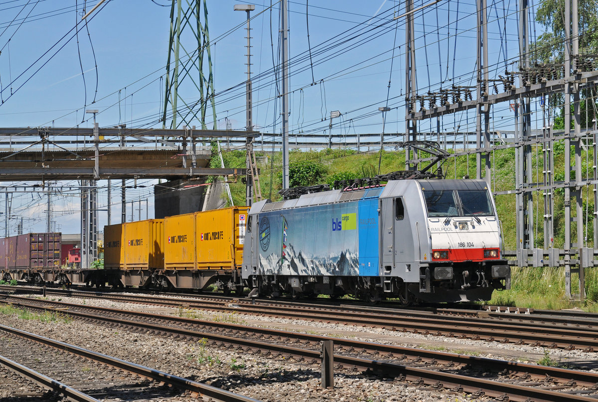 Lok 186 104-6, durchfährt den Bahnhof Muttenz. Die Aufnahme stammt vom 04.07.2016.