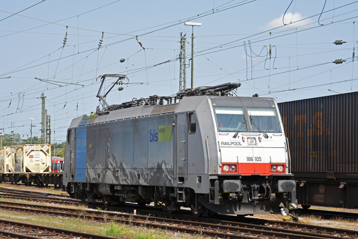 Lok 186 105-3 verlässt die Abstellanlage beim badischen Bahnhof. Die Aufnahme stammt vom 28.08.2018.