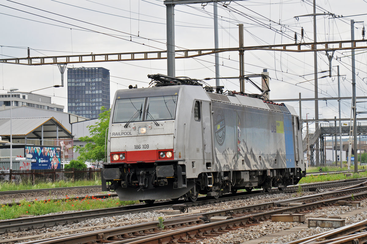 Lok 186 109-5 durchfährt den Bahnhof Pratteln. Die Aufnahme stammt vom 23.05.2018.