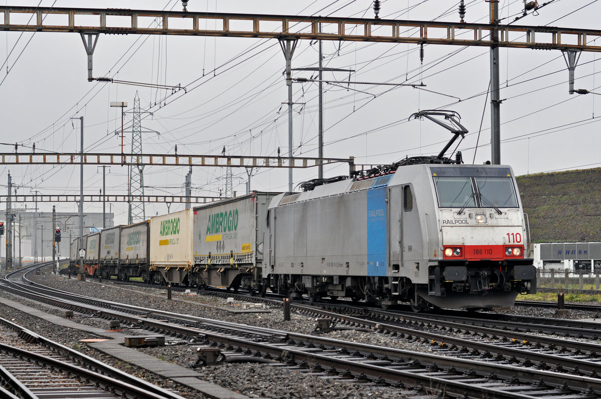 Lok 186 110-3 durchfährt den Bahnhof Pratteln. Die Aufnahme stammt vom 20.11.2017.