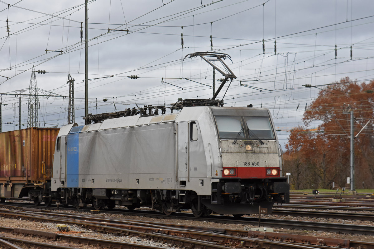 Lok 186 450-3 durchfährt den badischen Bahnhof. Die Aufnahme stammt vom 03.12.2018.
