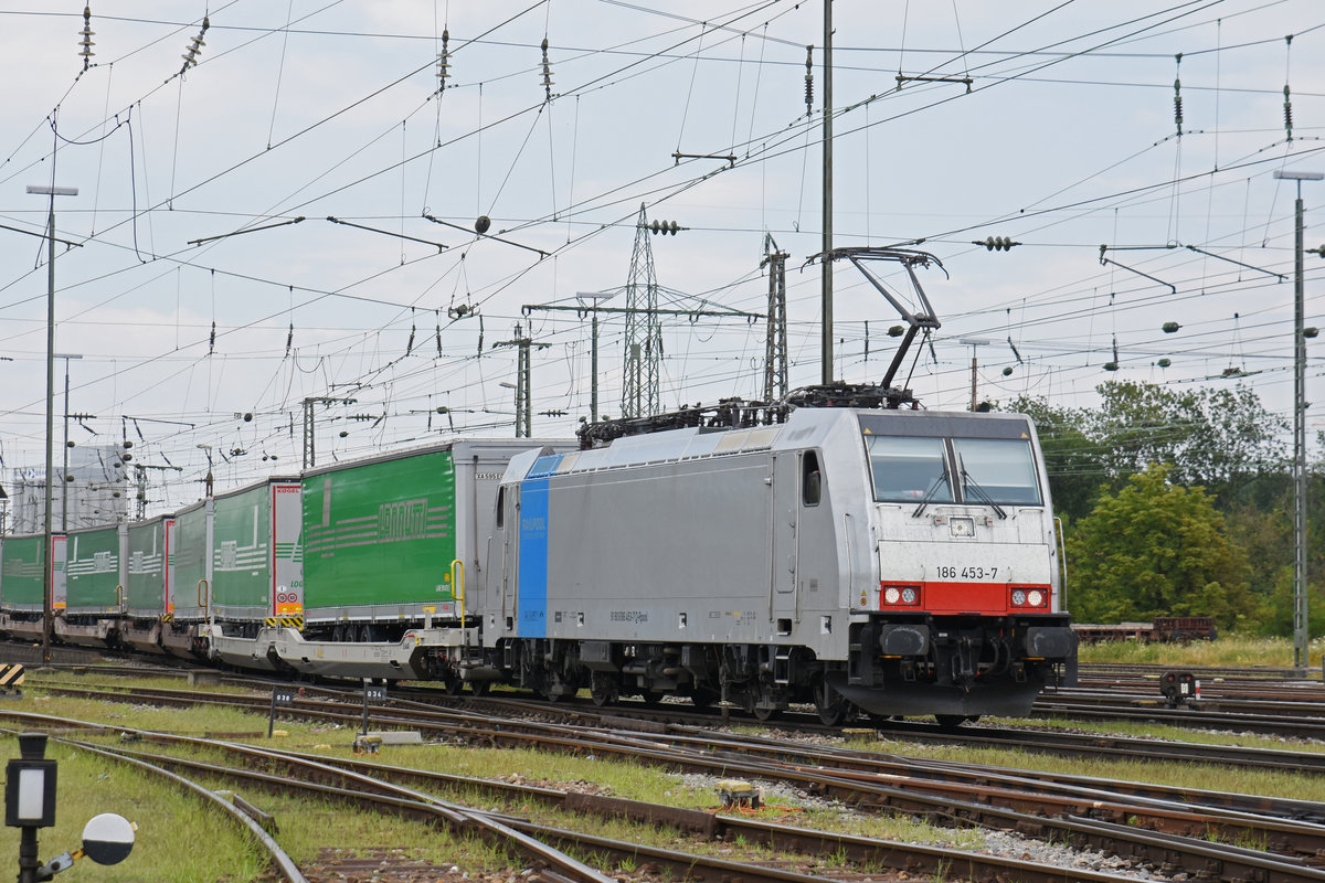 Lok 186 453-7 durchfährt den badischen Bahnhof. Die Aufnahme stammt vom 17.07.2018.
