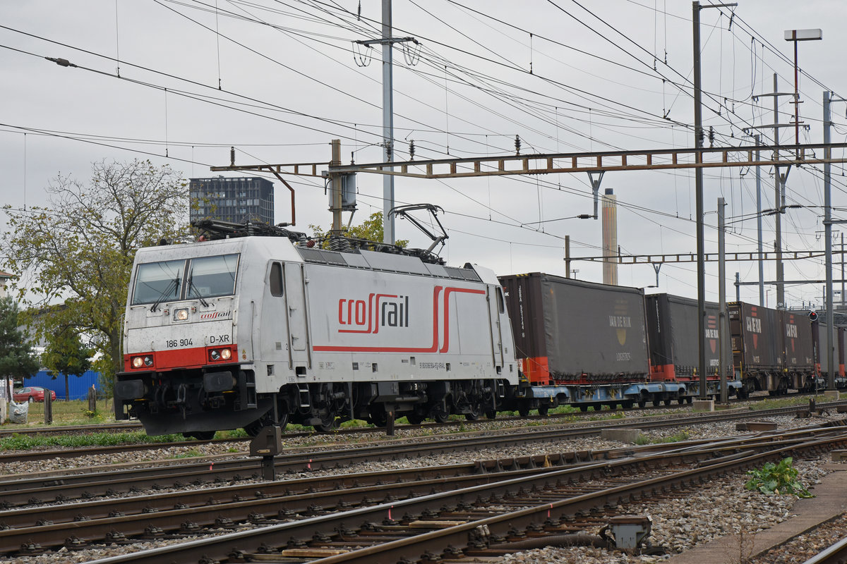 Lok 186 904-9 durchfährt den Bahnhof Pratteln. Die Aufnahme stammt vom 24.10.2018.