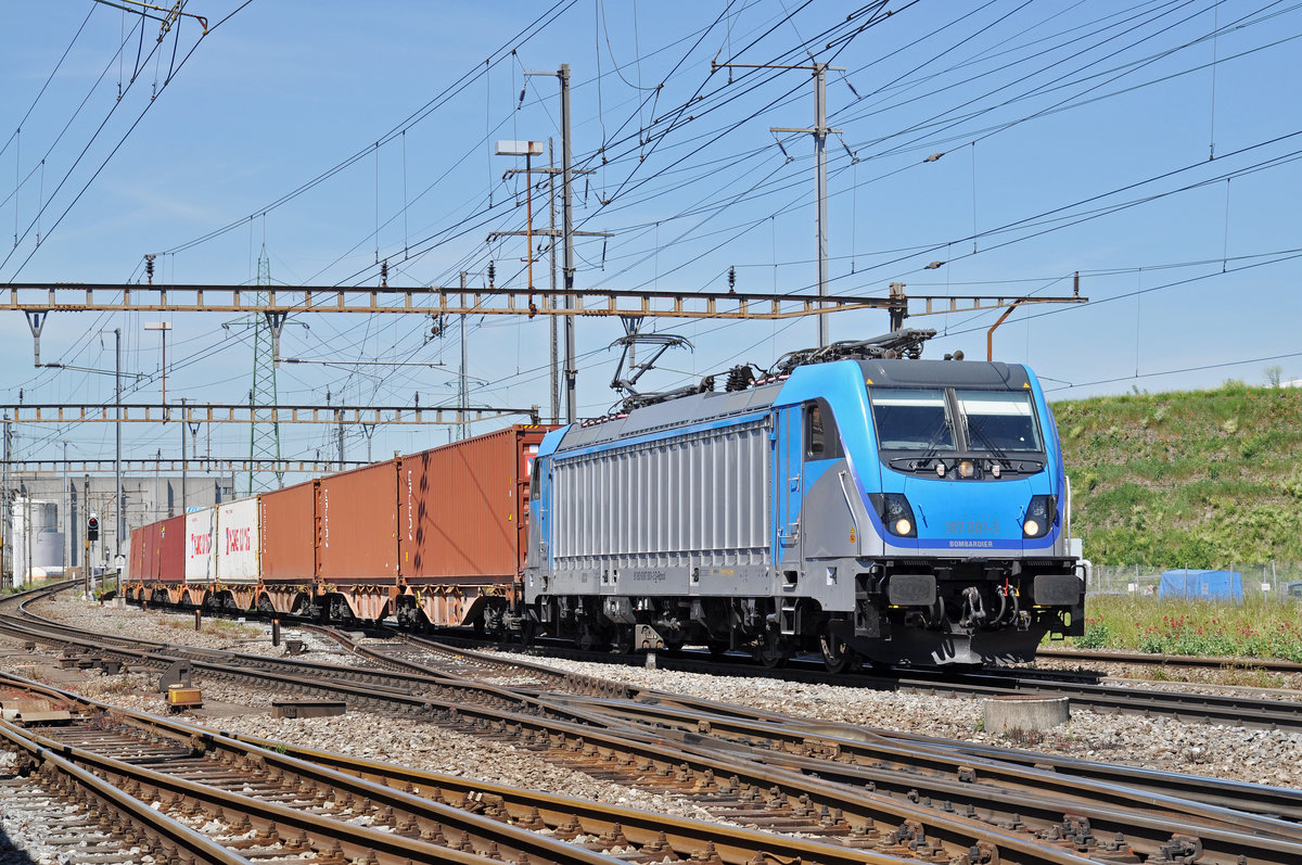 Lok 187 001-3 durchfährt den Bahnhof Pratteln. Die Aufnahme stammt vom 22.05.2017.