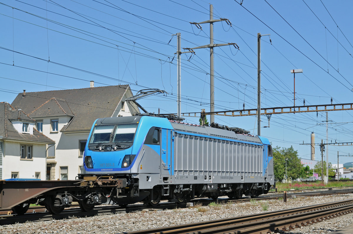 Lok 187 001-3 durchfährt den Bahnhof Pratteln. Die Aufnahme stammt vom 26.05.2017.