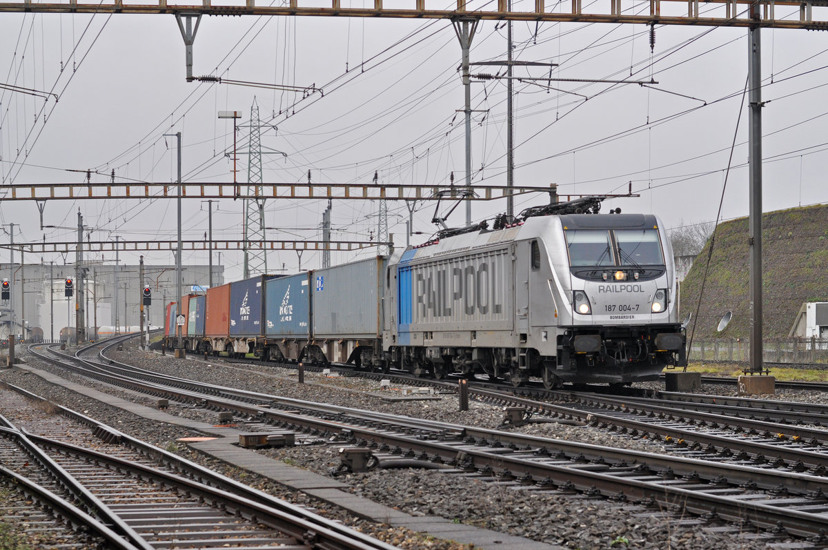 Lok 187 004-7 durchfährt den Bahnhof Pratteln. Die Aufnahme stammt vom 20.12.2017.