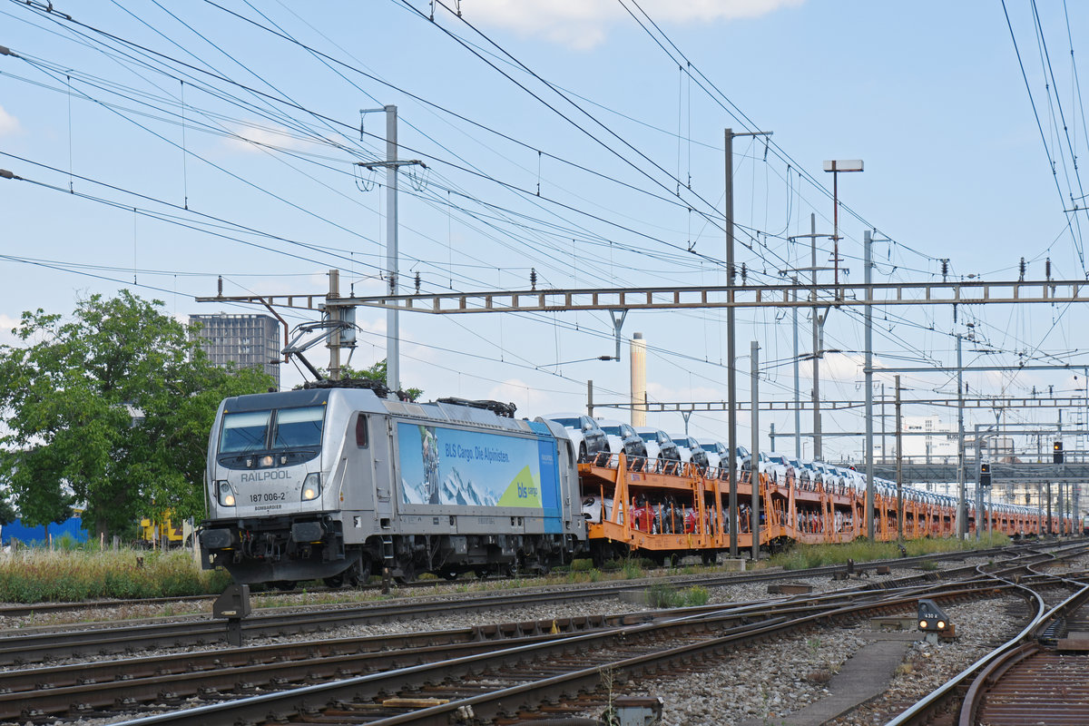 Lok 187 006-2 durchfährt den Bahnhof Pratteln. Die Aufnahme stammt vom 12.07.2018.