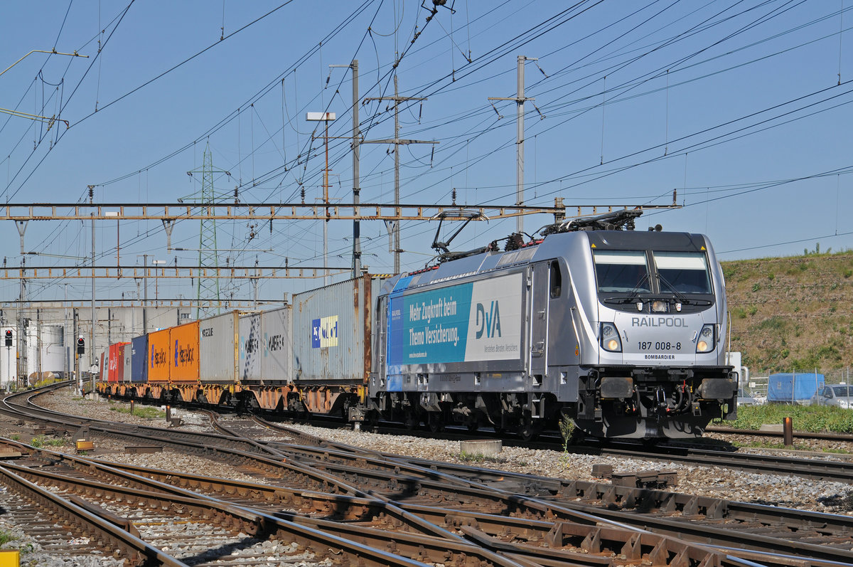 Lok 187 008-8 durchfährt den Bahnhof Pratteln. Die Aufnahme stammt vom 24.04.2017.