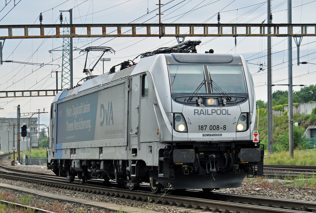 Lok 187 008-8 durchfährt solo den Bahnhof Pratteln. Die Aufnahme stammt vom 11.07.2016.