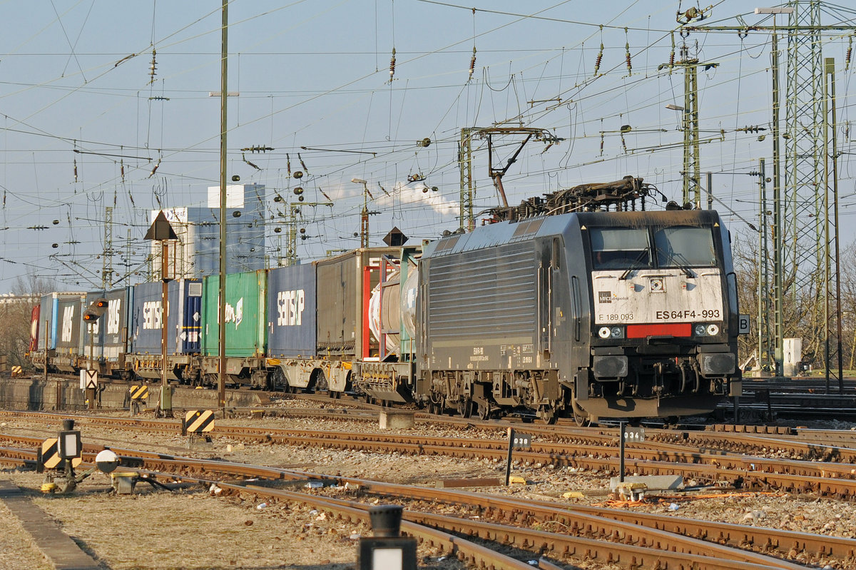 Lok 189 093-8 durchfährt den Badischen Bahnhof. Die Aufnahme stammt vom 13.01.2018.
