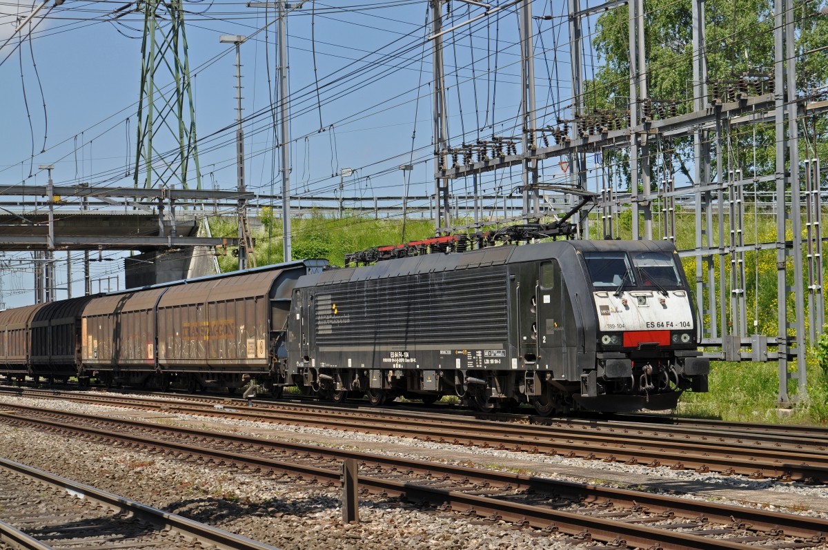 Lok 189 104-3 durchfährt den Bahnhof Muttenz. Die Aufnahme stammt vom 18.05.2015.