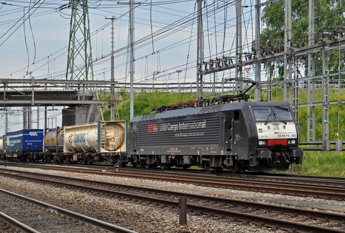 Lok 189 282-7 durchfährt den Bahnhof Muttenz. Die Aufnahme stammt vom 23.05.2015.