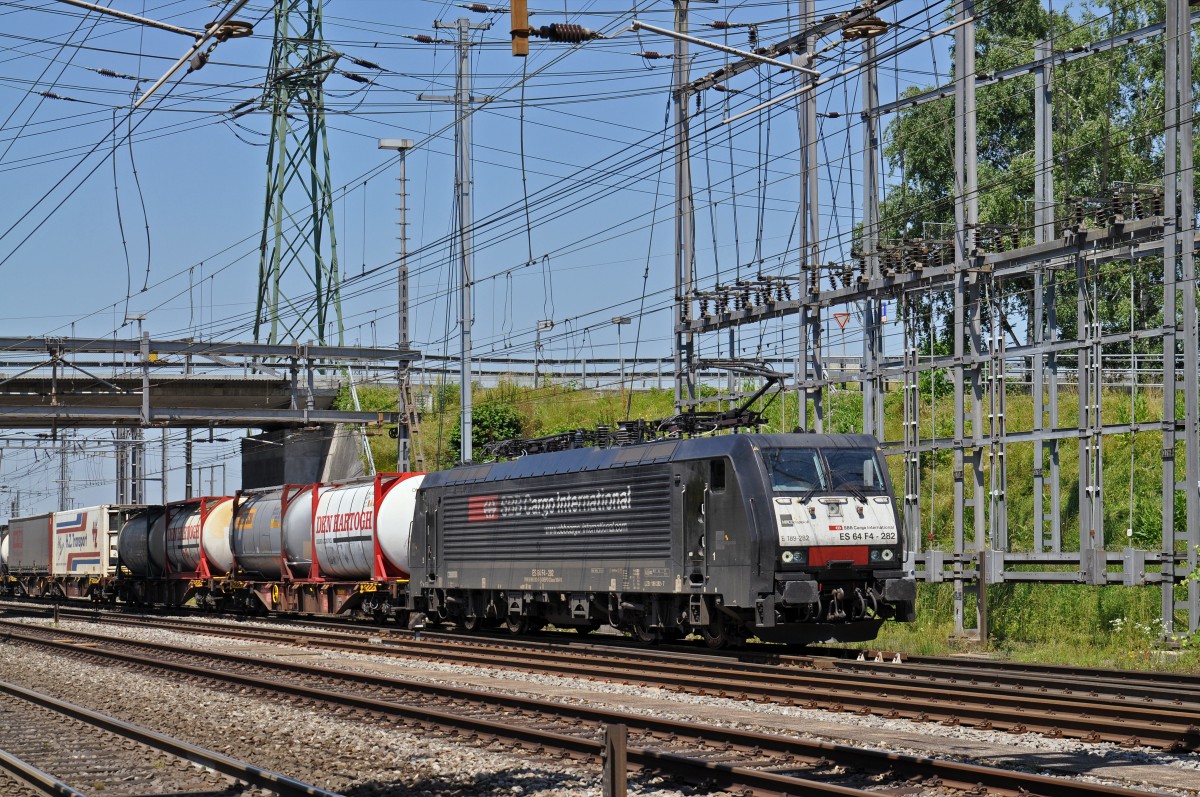 Lok 189 282-7 durchfährt den Bahnhof Muttenz. Die Aufnahme stammt vom 17.06.2015.