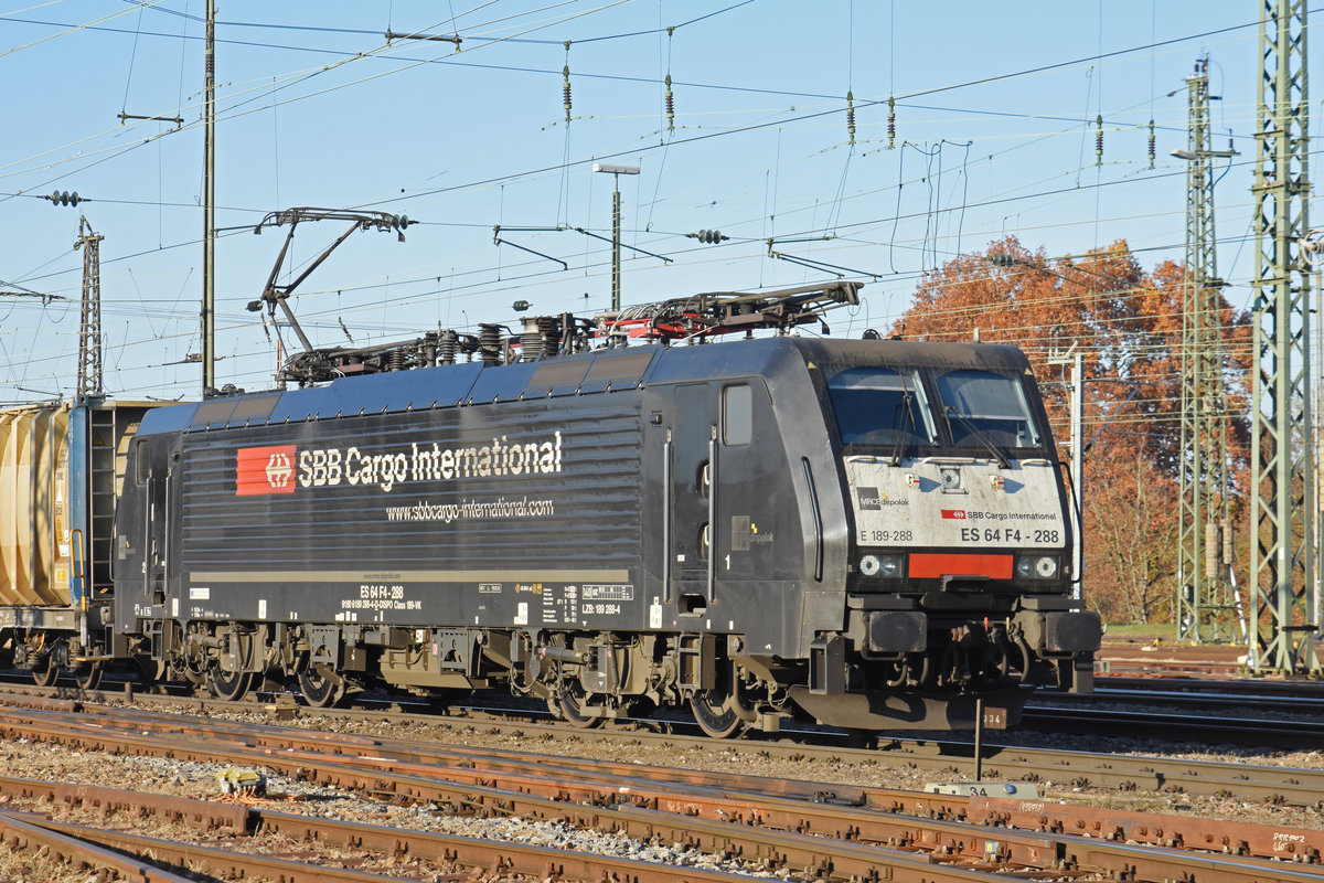 Lok 189 288-4 durchfährt den badischen Bahnhof. Die Aufnahme stammt vom 14.11.2018.