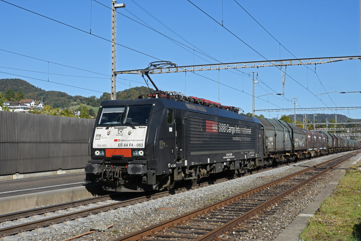 Lok 189 983-0 durchfährt den Bahnhof Gelterkinden. Die Aufnahme stammt vom 04.10.2018.