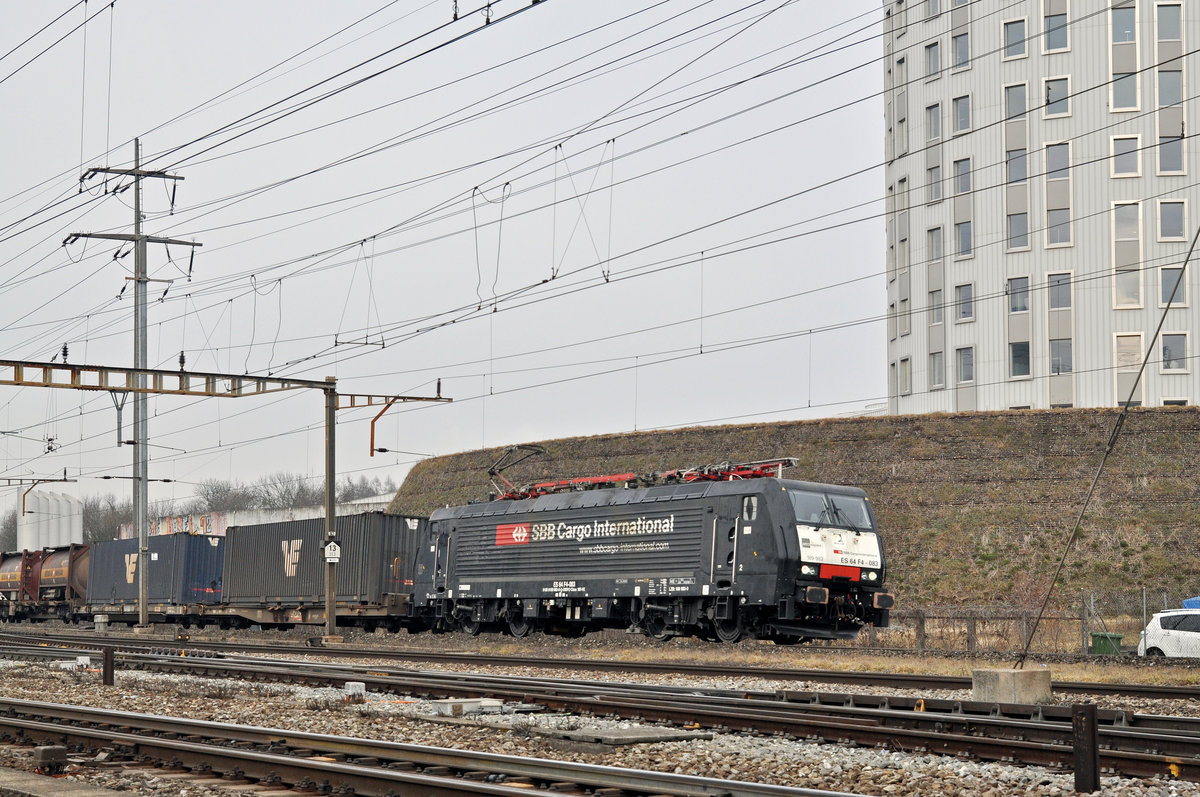 Lok 189 983-0 durchfährt den Bahnhof Pratteln. Die Aufnahme stammt vom 07.02.2017.