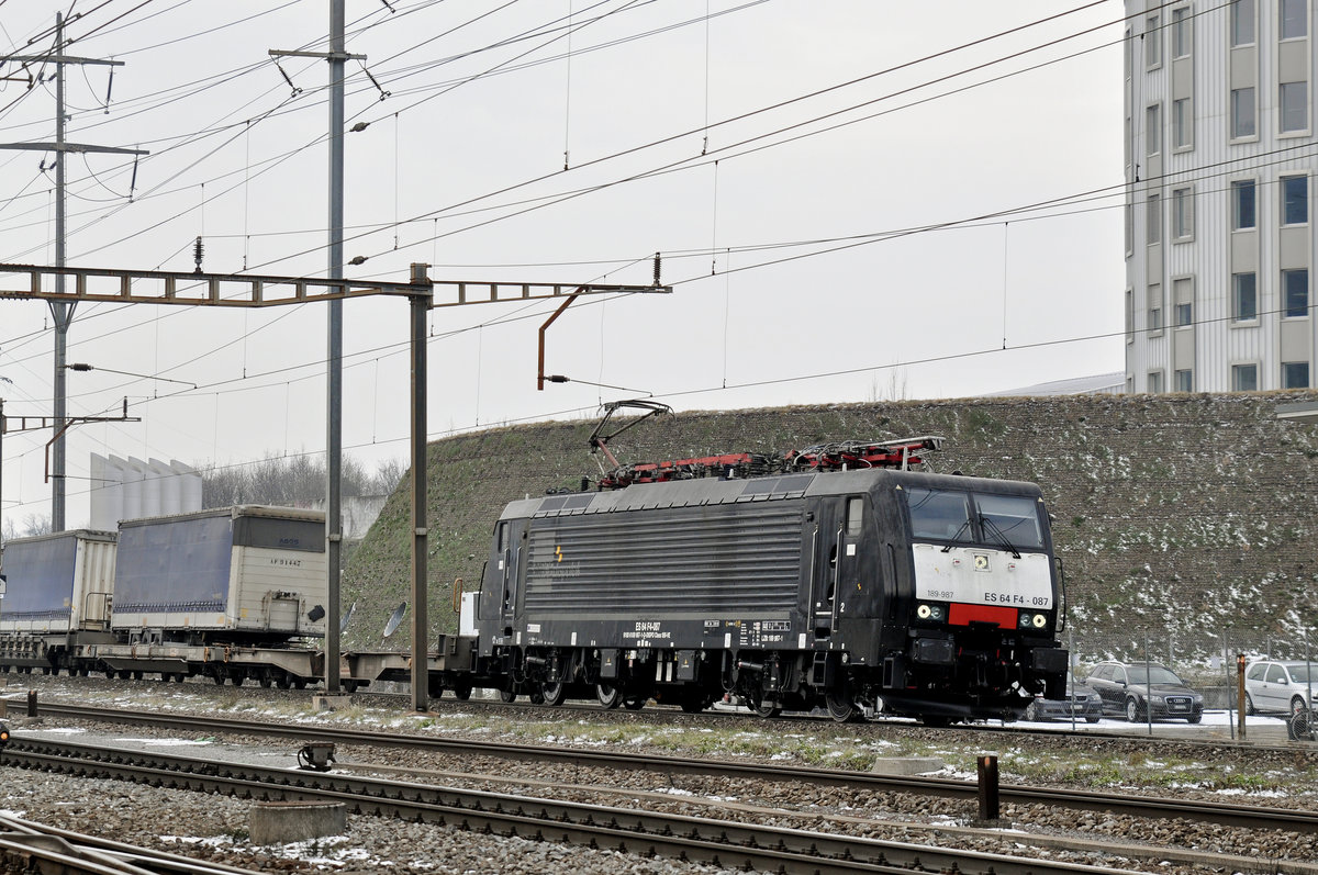 Lok 189 987-1 durchfährt den Bahnhof Pratteln. Die Aufnahme stammt vom 01.03.2018.