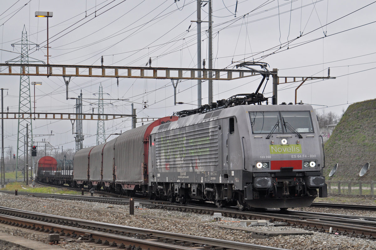 Lok 189 990-5  Novelis  durchfährt den Bahnhof Pratteln. Die Aufnahme stammt vom 07.01.2018.