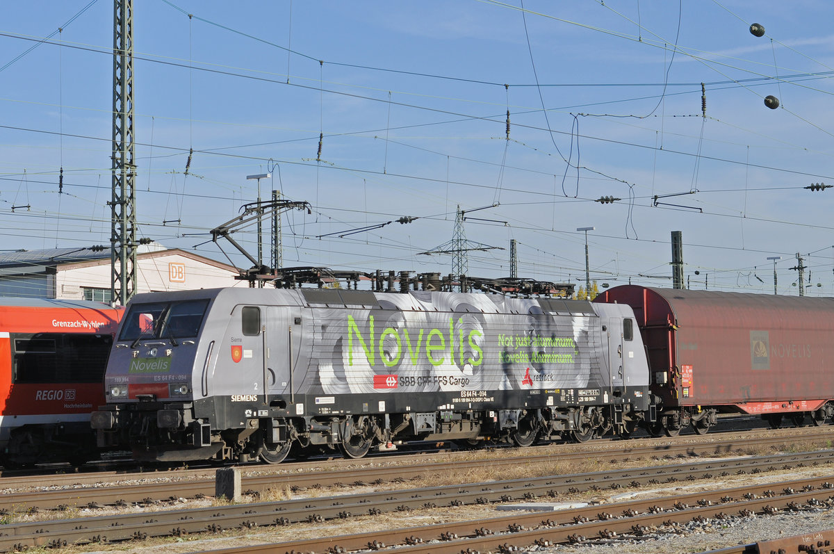 Lok 189 994-7 Novelis durchfährt den Badischen Bahnhof. Die Aufnahme stammt vom 17.10.2017.