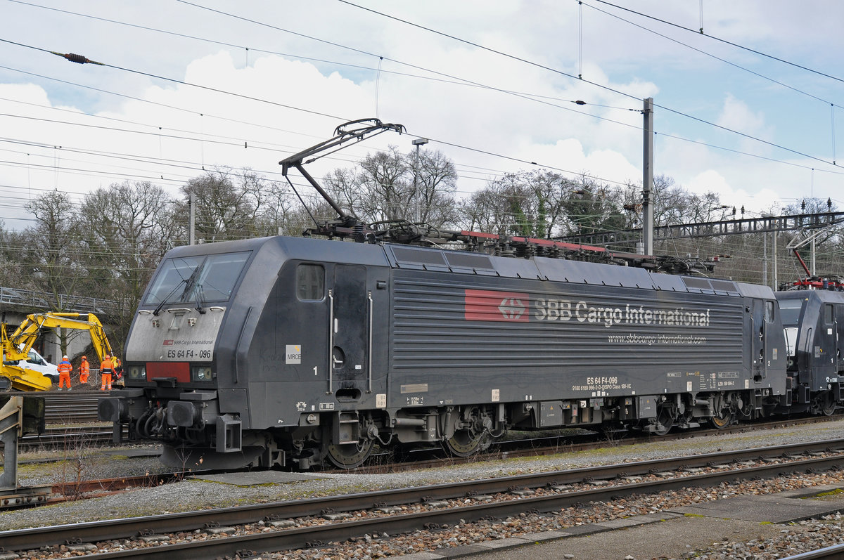 Lok 189 996-2 wartet beim Güterbahnhof Muttenz auf den nächsten Einsatz. Die Aufnahme stammt vom 06.02.2017.