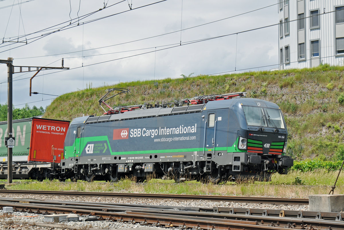 Lok 193 256-5 durchfährt den Bahnhof Pratteln. Die Aufnahme stammt vom 07.06.2017.