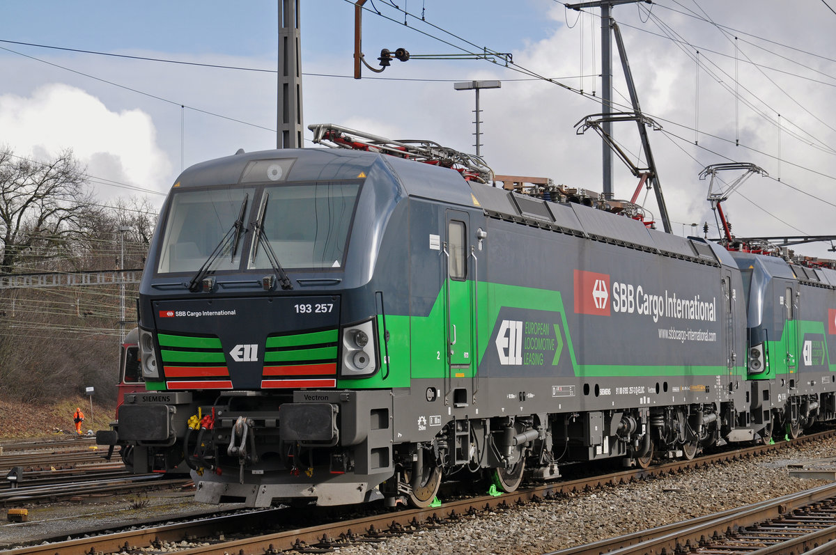 Lok 193 257-3 wartet beim Güterbahnhof Muttenz auf den nächsten Einsatz. Die Aufnahme stammt vom 06.02.2017.