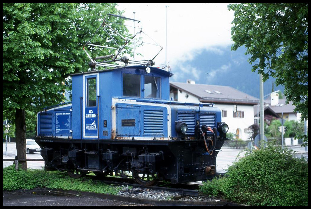 Lok 2 der Zugspitzbahn stand am 16.5.1999 bereits einige Jahre als Denkmal auf einem Parkplatz zwischen  Talstation und HBF Garmisch Partenkirchen. Später hat man die Lok dann in die Innenstadt verbracht und dort zentraler aufgestellt.