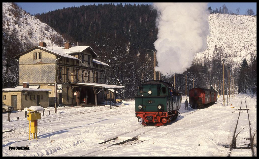 Lok 21 NWE bespannt am 3.2.1993 im Bahnhof Eisfelder Talmühle einen Personenzug in Richtung Alexisbad.