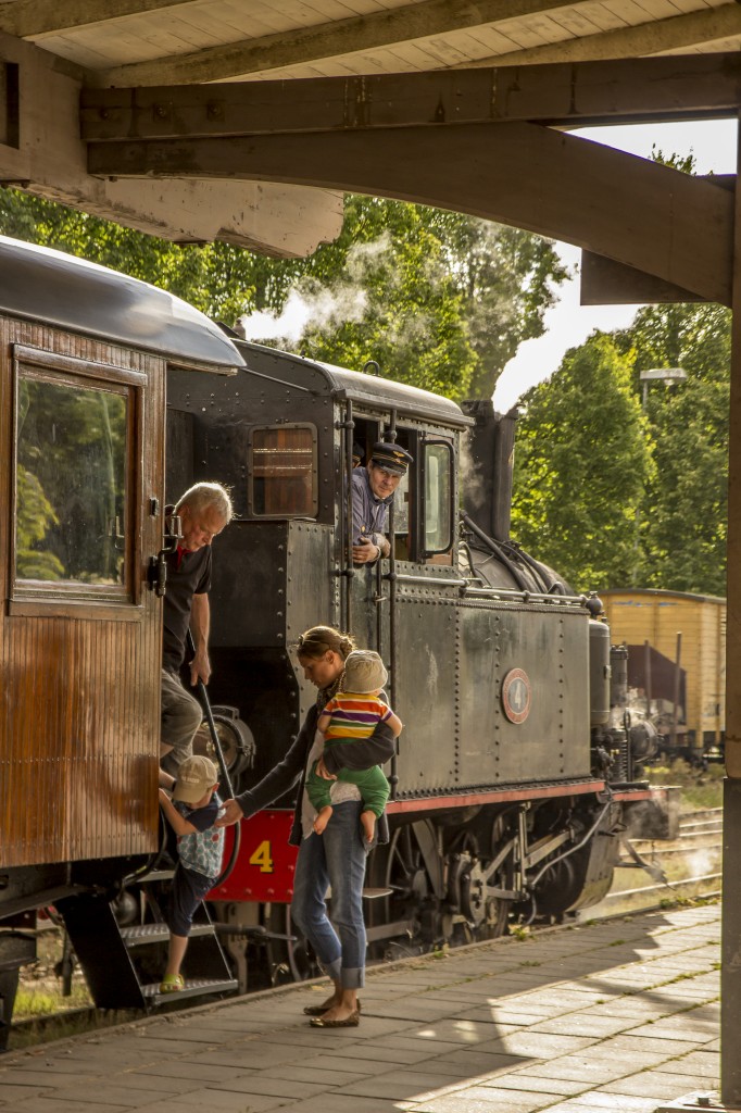 Lok 4 hat mit ihrem Personenzug der Skara-Lundsbrunns-Järnvägar den Zielbahnhof Skara erreicht. Hier heißt es  alles aussteigen , weil der Zug ins Depot zurückgedrückt wird. (18.08.2013)
