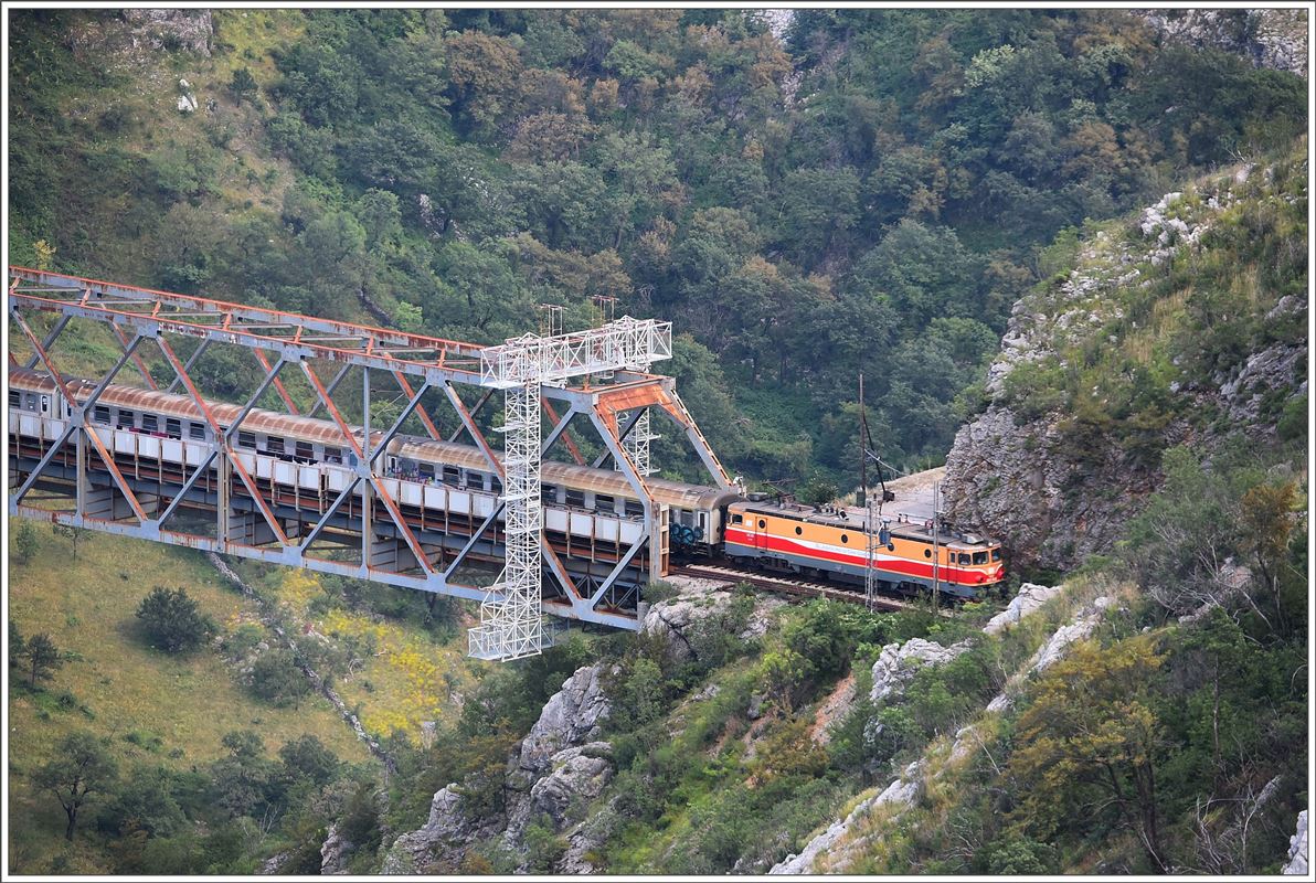 Lok 461-... mit NZ1136 hat nach überqueren des Mala Rijeka Viaduktes wieder festen Boden unter den Füssen. (02.08.2016)