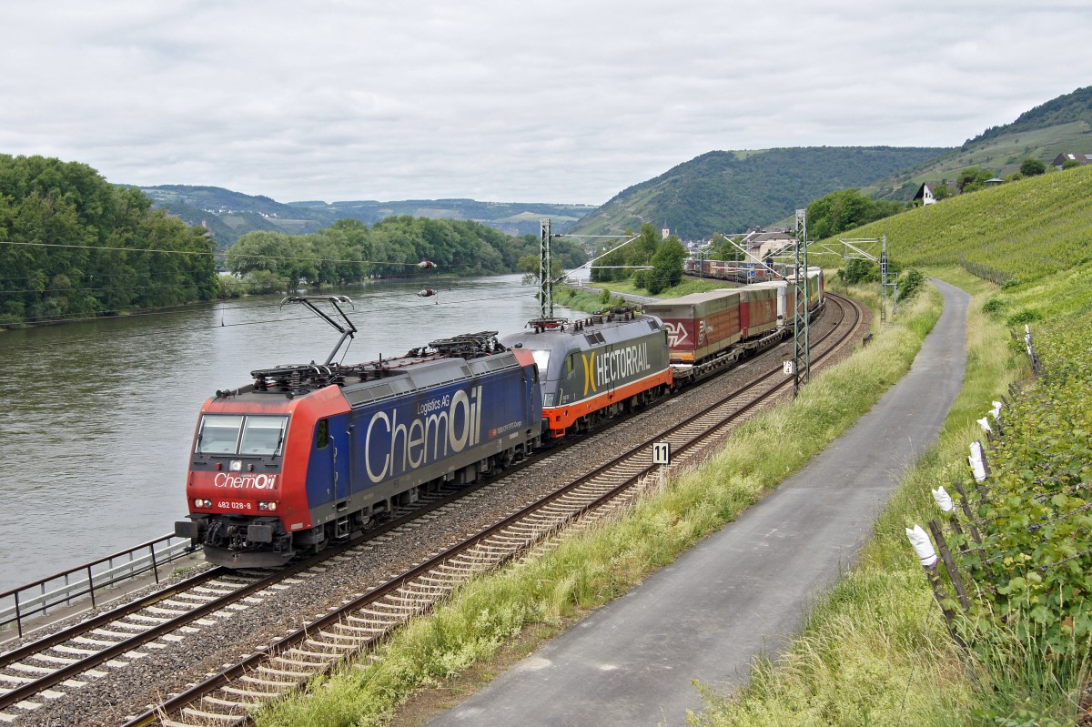 Lok 482 028-8 mit Hectorrail-Lok und Güterzug am 29.05.2014 in Assmanshausen.