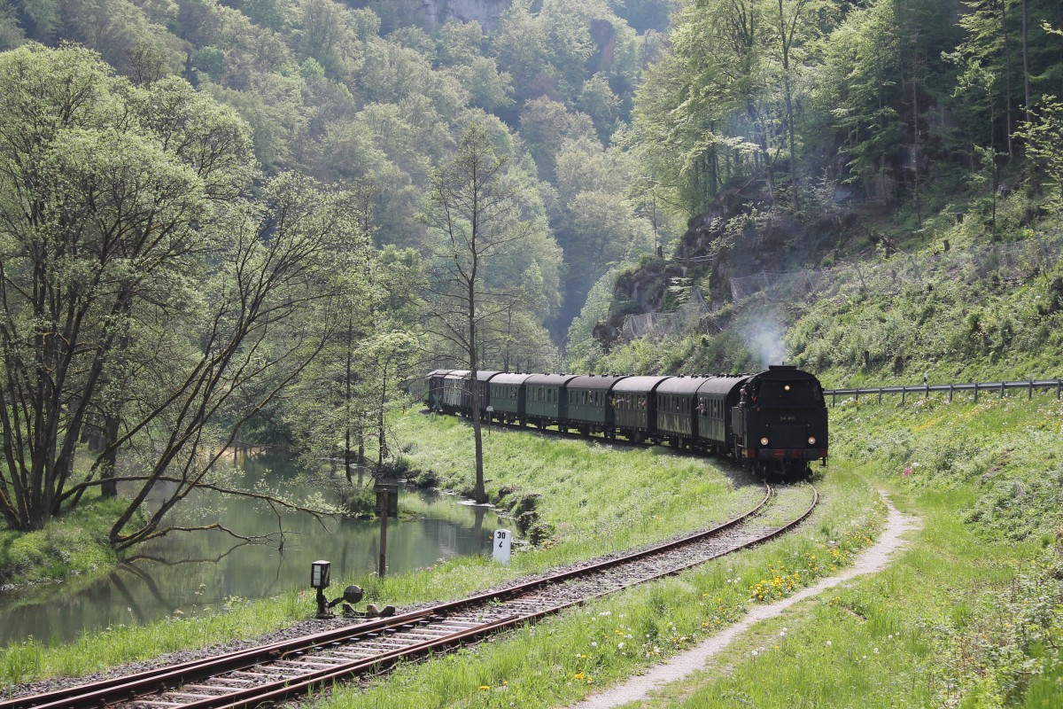 Lok 64 491 der Dampfbahn Fränkische Schweiz(DFS) hat gleich den Endbahnhof Behringersmühle erreicht. An diesem 01.05.2014 bestand der Zug aus 11 Wagen.