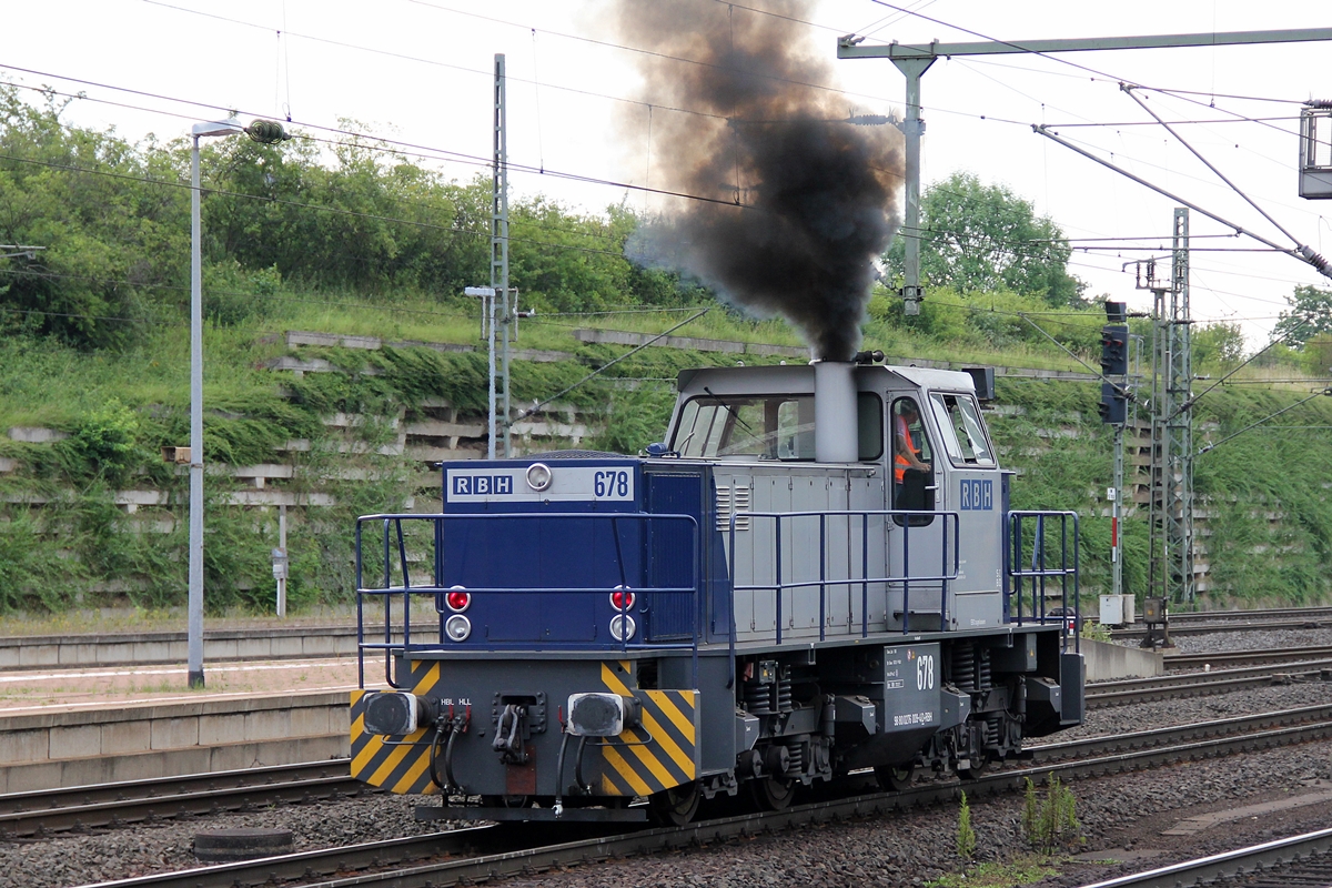 Lok 678 der RBH kam von Kassel-Bettenhausen, setzte in Kassel Wilhelmshöhe um und fuhr weiter Richtung Baunatal/VW-Werk. Kassel 16.07.2014 (Gruß an die weinenden Ökus/Teesocken/Grünen Wähler)