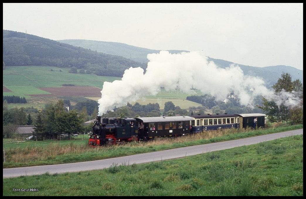 Lok Bieberlies unterwegs auf der Sauerländer Kleinbahn am 2.10.1994.