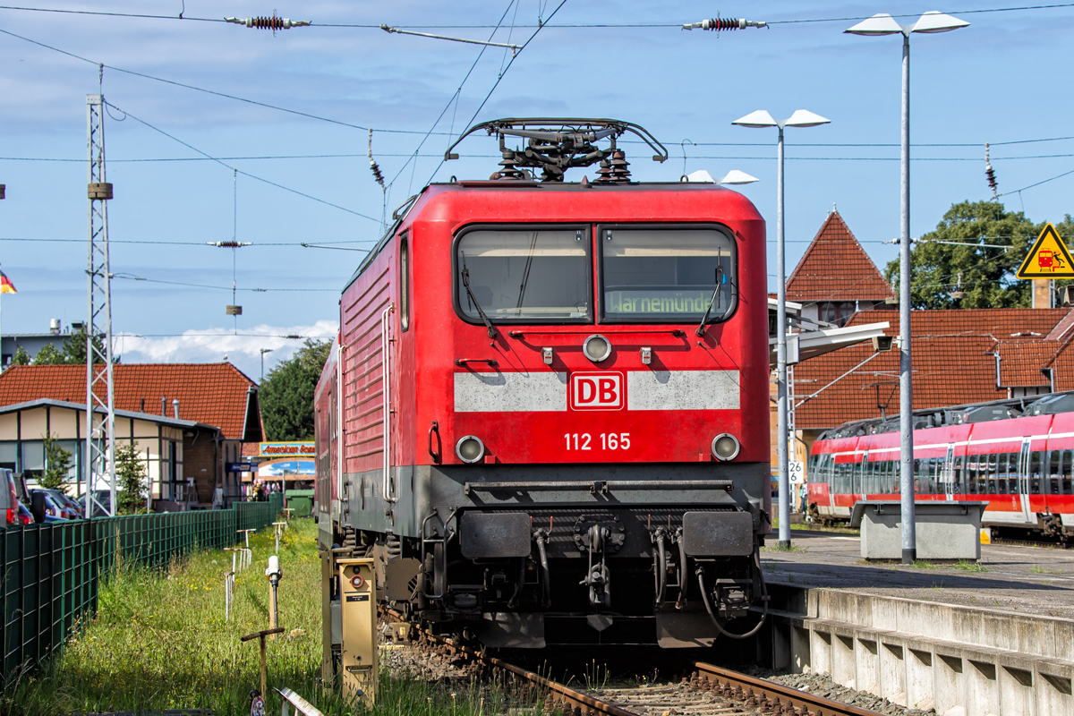 Lok der BR 112 mit abgestelltem Zug in Warnemünde. - 13.08.2017