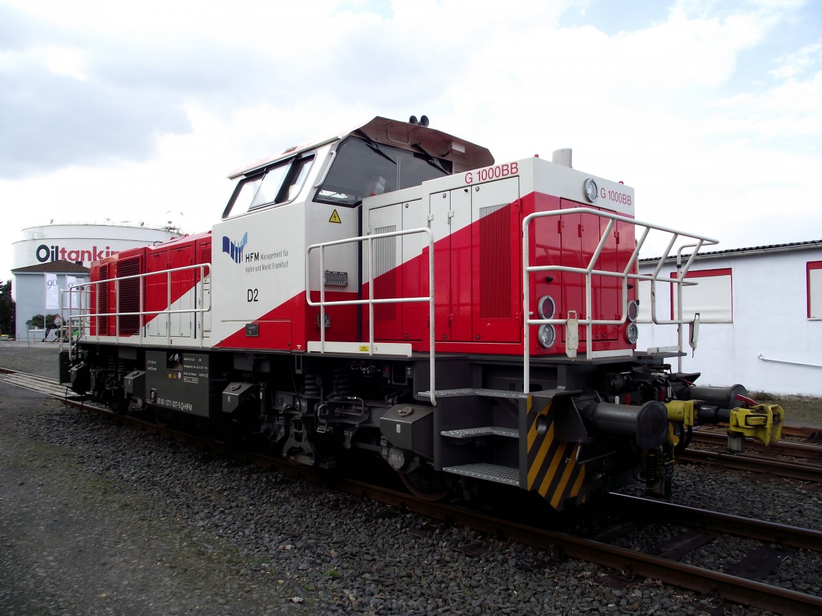 Lok D2 der Hafenbahn Frankfurt am Main am 26.03.14 in Hanau Hafen von einen Gehweg aus fotografiert 