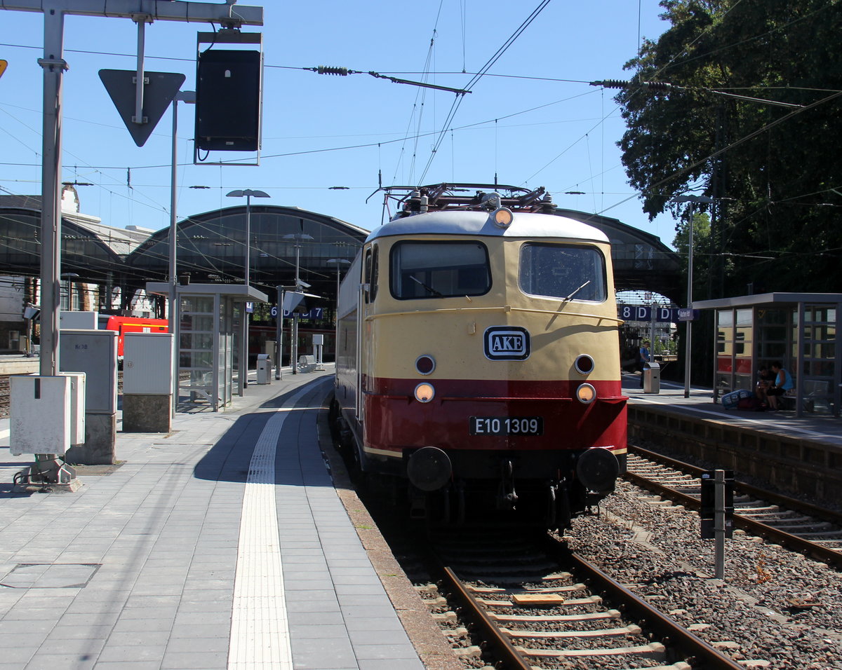 Lok E10 1309 mit dem AKE Rheingold, aufgenommen im Aachener-Hauptbahnhof.
Aufgenommen vom Bahnsteig 7 vom Aachen-Hbf. 
Bei Sommerwetter am Vormittag vom 1.7.2018.