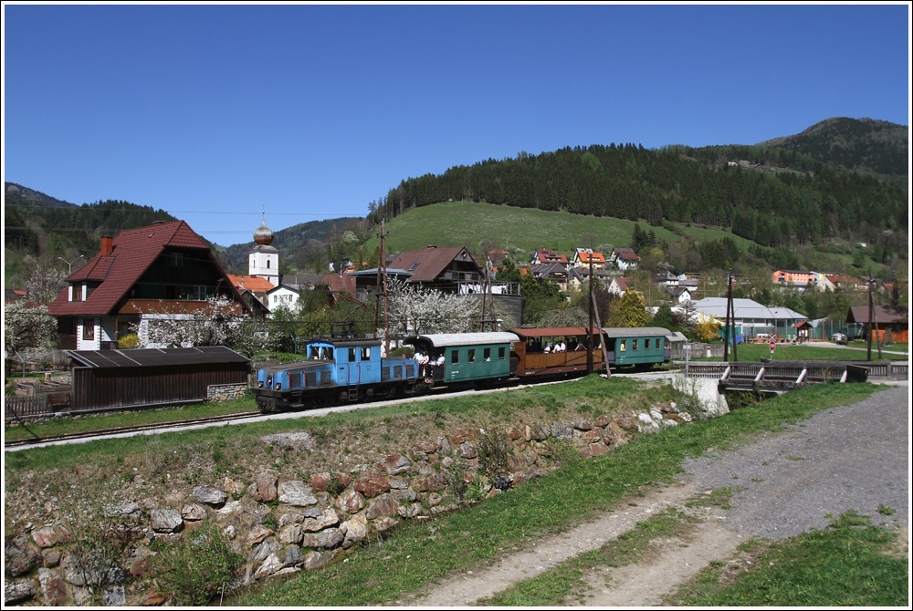 Lok E3 der Breitenauerbahn fährt mit einem Sonderzug von St.Erhard nach Mixnitz.  
Breitenau St. Jakob Ortsblick 28_4_2012