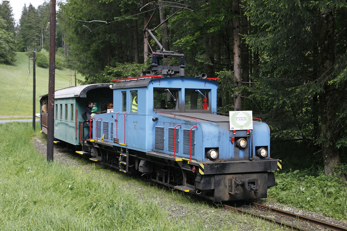 Lok E4 zieht am 15.05.2016 ihren Zug durchs Breitenauertal.