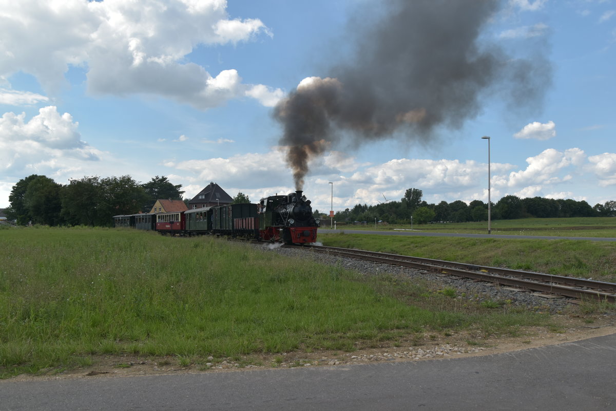 Lok Haspe mit einem Zug gen Birgden, beim Verlassen von Schierwaldenrath am Sonntag den 6.8.2017