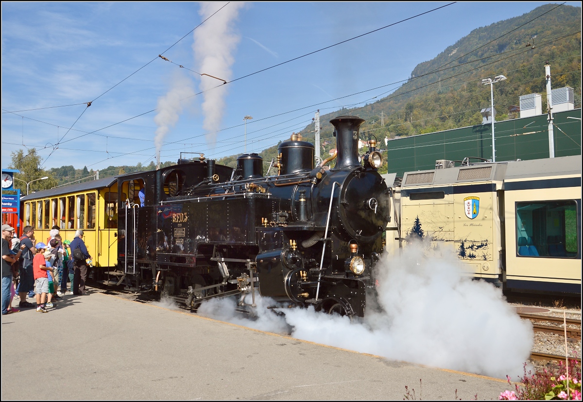 Lok Nr. 3 der Brig-Furka-Disentis-Bahn, später Furka-Oberalp-Bahn, mit ihrem Museumszug am Bahnsteig in Blonay. September 2014.
