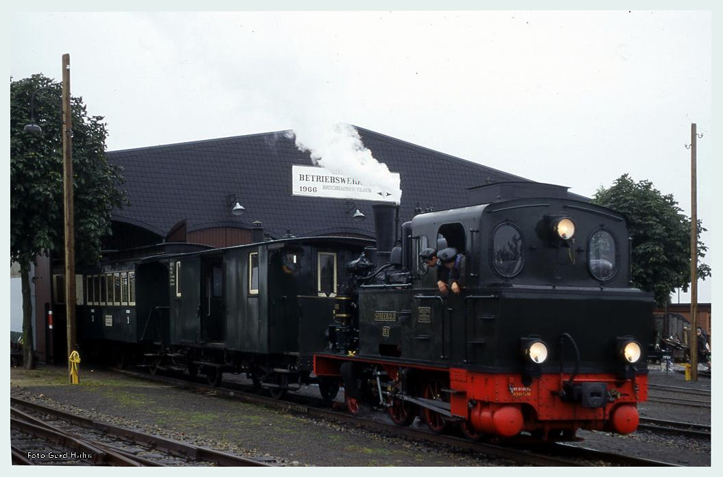 Lok Spreewald zieht am 29.9.1996 einen historischen Personenzug aus der Fahrzeughalle in Bruchhausen Vilsen.